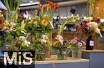 23.09.2022, Gartencenter Gilg Buchloe im Unterallgäu,  Eine herbstliche Blumenpracht steht für die Kunden zum Verkauf bereit. Blumensträusse mit Rosen.