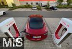 23.09.2022, TESLA-Schnellladesule fr E-Autos (Supercharger) am Autohof Hilpoltstein an der A9. Ein Tesla Model 3 ldt an einem Supercharger seinen Akku voll.  
