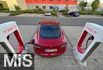 23.09.2022, TESLA-Schnellladesule fr E-Autos (Supercharger) am Autohof Hilpoltstein an der A9. Ein Tesla Model 3 ldt an einem Supercharger seinen Akku voll.  