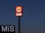 27.09.2022, Schild einer Burger-King Filiale in Türkheim an der Autobahn A96.  