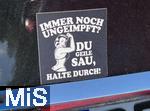 27.09.2022,  Deutschland, Bayern, Bad Wörishofen, Proteste eines Impfgegners zur Impfpflicht auf einem Auto als Aufkleber: 