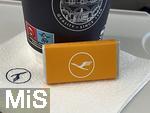 22.05.2022, Papierbecher im Flugzeug, der Kaffeebecher bei Lufthansa enthält laut Aufschrift Kunststoff.