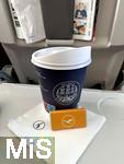 22.05.2022, Papierbecher im Flugzeug, der Kaffeebecher bei Lufthansa enthält laut Aufschrift Kunststoff.