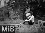 12.06.2022, Teenager Viola sitzt melancholisch auf einer Mauer in Prag. (Model Release vorhanden)     