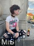 12.06.2022, Teenager Viola sitzt melancholisch auf einer Mauer in Prag. (Model Release vorhanden)     