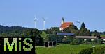 28.09.2022, Windkraftanlage bei AItrang im Allgäu, in der mitte die Wallfahrtskirche 