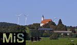 28.09.2022, Windkraftanlage bei AItrang im Allgäu, in der mitte die Wallfahrtskirche 