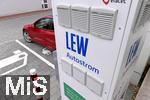 28.09.2022, Krumbach in Bayern, Öffentliche Ladesäule von den Lech-Elektrizitätswerken (LEW) für E-Autos an einem Parkplatz,  Ein Tesla Model 3 lädt gerade seinen Akku an der Stromtankstelle voll, der Stecker steckt im Ladeanschluss des Autos.  