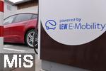 28.09.2022, Krumbach in Bayern, Öffentliche Ladesäule von den Lech-Elektrizitätswerken (LEW) für E-Autos an einem Parkplatz,  Ein Tesla Model 3 lädt gerade seinen Akku an der Stromtankstelle voll, der Stecker steckt im Ladeanschluss des Autos.   