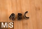 28.09.2022, Weihnachtsplätzchen zum Ausstechen werden erstellt, Ausstechförmchen auf der Küchenplatte. Drei Buchstaben-Förmchen ABC