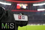 30.09.2022, Fussball 1. Bundesliga 2022/2023, 08.Spieltag, FC Bayern Mnchen - Bayer Leverkusen, in der Allianz-Arena Mnchen. Fernsehkamera im Flutlicht, mit dem Logo der DFL.


