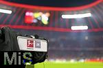 30.09.2022, Fussball 1. Bundesliga 2022/2023, 08.Spieltag, FC Bayern Mnchen - Bayer Leverkusen, in der Allianz-Arena Mnchen. Fernsehkamera im Flutlicht, mit dem Logo der DFL. 


