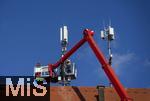 11.11.2022, Arbeiten an der LTE-5G-Antenne auf dem Mindelheimer Postgebäude. Die 5G-Funksendeanlage Anlage von der Firma HUAWEI versorgt die Mindelheimer Innenstadt mit 5G-schneller Mobilfunkgeschwindigkeit. 