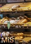 11.11.2022, Mindelheim (Unterallgäu) Stadtansicht, Abenddämmerung in der historischen Altstadt, In einer Bäckerei liegen noch viele Brote in der Auslage zum Verkauf.