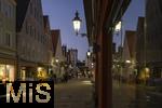 11.11.2022, Mindelheim (Unterallgu) Stadtansicht, Abenddmmerung in der historischen Altstadt, die Laternen leuchten noch.