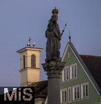 11.11.2022, Mindelheim (Unterallgäu) Stadtansicht, Abenddämmerung in der historischen Altstadt, zwei Störche auf einem Turm auf dem Dach.