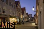 11.11.2022, Mindelheim (Unterallgäu) Stadtansicht, Abenddämmerung in der historischen Altstadt, die Laternen leuchten noch. 