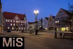 11.11.2022, Mindelheim (Unterallgäu) Stadtansicht, Abenddämmerung in der historischen Altstadt, links das Rathaus im Ensemble der historischen Fassaden.