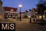 11.11.2022, Mindelheim (Unterallgäu) Stadtansicht, Abenddämmerung in der historischen Altstadt, links das Rathaus im Ensemble der historischen Fassaden.