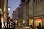 11.11.2022, Mindelheim (Unterallgäu) Stadtansicht, Abenddämmerung in der historischen Altstadt, die Laternen leuchten noch. 