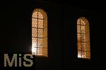 11.11.2022, St. Martins-Umzug in Irsingen bei Bad Wörishofen, Licht scheint durch die Kirchenfenster aus dem Kirchenschiff der Kirche St. Margareta.