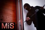 21.11.2022, Thema Einbruchdiebstahl in Wohnhäuser, Symbolbild, Einbrecher versucht durchs Fenster in eine Wohnung zu kommen.  (Model Release vorhanden) 
