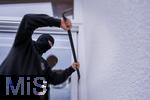 21.11.2022, Thema Einbruchdiebstahl in Wohnhäuser, Symbolbild, Einbrecher versucht durchs Fenster in eine Wohnung zu kommen.  (Model Release vorhanden) 
