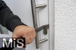 21.11.2022, Thema Einbruchdiebstahl in Wohnhäuser, Symbolbild, Einbrecher versucht mit Brecheisen die Haustüre aufzubrechen um in eine Wohnung zu kommen.  (Model Release vorhanden) 
