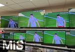 23.11.2022, Fussball WM Katar 22,  Die Liveübertragung eines der Spiele läuft hier auf den Flachbildfernsehern in der Elektroabteilung eines Verbrauchermarktes in Bayern.