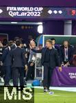 23.11.2022, Fussball Weltmeisterschaft 2022 in Katar, Vorrunde, 1.Spieltag, Deutschland - Japan, Khalifa International Stadium (Al-Rayyan), Bundestrainer Hansi Flick (Deutschland) verabschiedet sich.