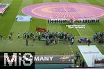 23.11.2022, Fussball Weltmeisterschaft 2022 in Katar, Vorrunde, 1.Spieltag, Deutschland - Japan, Khalifa International Stadium (Al-Rayyan), Die Mannschaften stellen sich zur Hymne auf, davor zahlreiche Fotografen.