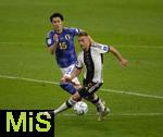 23.11.2022, Fussball Weltmeisterschaft 2022 in Katar, Vorrunde, 1.Spieltag, Deutschland - Japan, Khalifa International Stadium (Al-Rayyan), v.li: Daichi Kamada (Japan) gegen Joshua Kimmich (Deutschland) 