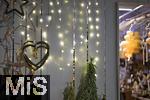 25.11.2022, Weihnachtsauslage in einer Gärtnerei in Buchloe (Bayern), Advent-Stimmung im Verkaufsraum. Wandschmuck aus LED-Lichtern.