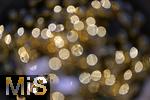 25.11.2022, Weihnachtsauslage in einer Gärtnerei in Buchloe (Bayern), Advent-Stimmung im Verkaufsraum. Funkelnde Lichter verschwimmen im Unscharfen. 