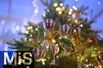 25.11.2022, Weihnachtsauslage in einer Gärtnerei in Buchloe (Bayern), Advent-Stimmung im Verkaufsraum. Ein festlich dekorierter Weihnachtsbaum.