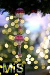 25.11.2022, Weihnachtsauslage in einer Gärtnerei in Buchloe (Bayern), Advent-Stimmung im Verkaufsraum. Funkelnde Lichter verschwimmen im Unscharfen. Vorne ein Deko-Ballon.