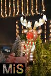 25.11.2022, Weihnachtsauslage in einer Gärtnerei in Buchloe (Bayern), Advent-Stimmung im Verkaufsraum. Rudolf das berühmte Rentier mit der roten Nase leuchtet in Plastik als Dekoration.