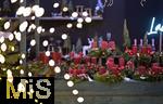 25.11.2022, Weihnachtsauslage in einer Gärtnerei in Buchloe (Bayern), Advent-Stimmung im Verkaufsraum. Adventskränze mit roten Kerzen stehen zum Verkauf bereit.