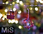 25.11.2022, Weihnachtsauslage in einer Gärtnerei in Buchloe (Bayern), Advent-Stimmung im Verkaufsraum. Funkelnde Lichter verschwimmen im Unscharfen. Vorne ein Deko-Anhänger mit Weihnachtsmann.  