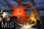 25.11.2022, Weihnachtsauslage in einer Gärtnerei in Buchloe (Bayern), Advent-Stimmung im Verkaufsraum. Leuchtende Sterne hängen vor der Decke.