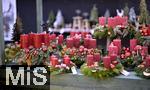 25.11.2022, Weihnachtsauslage in einer Gärtnerei in Buchloe (Bayern), Advent-Stimmung im Verkaufsraum. Adventskränze mit roten Kerzen stehen zum Verkauf bereit.