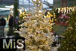 25.11.2022, Weihnachtsauslage in einer Gärtnerei in Buchloe (Bayern), Advent-Stimmung im Verkaufsraum. Baumschmuck aus LED-Lichtern und künstlichem Schnee. 