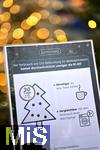 25.11.2022, Weihnachtsauslage in einer Gärtnerei in Buchloe (Bayern), Advent-Stimmung im Verkaufsraum. Baumschmuck aus LED-Lichtern, Auf einem Schild die Erklärung über den geringen Verbrauch der LED-Beleuchtung, die an einem Baum weniger als 1 Euro im Monat kostet.