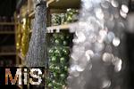 25.11.2022, Weihnachtsauslage in einer Gärtnerei in Buchloe (Bayern), Advent-Stimmung im Verkaufsraum. Christbaumkugeln liegen im Regal zum Verkauf bereit. Daneben hängt traditionelles Lametta.