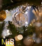 25.11.2022, Weihnachtsauslage in einer Gärtnerei in Buchloe (Bayern), Advent-Stimmung im Verkaufsraum. Christbaumkugeln hängen zum Verkauf bereit.