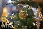 25.11.2022, Weihnachtsauslage in einer Gärtnerei in Buchloe (Bayern), Advent-Stimmung im Verkaufsraum. Christbaumkugeln hängen zum Verkauf bereit.