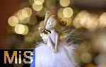25.11.2022, Weihnachtsauslage in einer Gärtnerei in Buchloe (Bayern), Advent-Stimmung im Verkaufsraum. Eine hübsche Christkind-Figur inmitten funkelndem Lichterglanz.