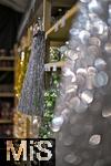 25.11.2022, Weihnachtsauslage in einer Gärtnerei in Buchloe (Bayern), Advent-Stimmung im Verkaufsraum. Christbaumkugeln liegen im Regal zum Verkauf bereit. Daneben hängt traditionelles Lametta.