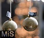 25.11.2022, Weihnachtsauslage in einer Gärtnerei in Buchloe (Bayern), Advent-Stimmung im Verkaufsraum. Christbaumkugeln hängen zum Verkauf bereit. 