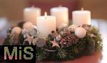 25.11.2022, Weihnachtsauslage in einer Gärtnerei in Buchloe (Bayern), Advent-Stimmung im Verkaufsraum. Adventskränze mit weissen Kerzen. Eine Kerze brennt, der Erste Advent.